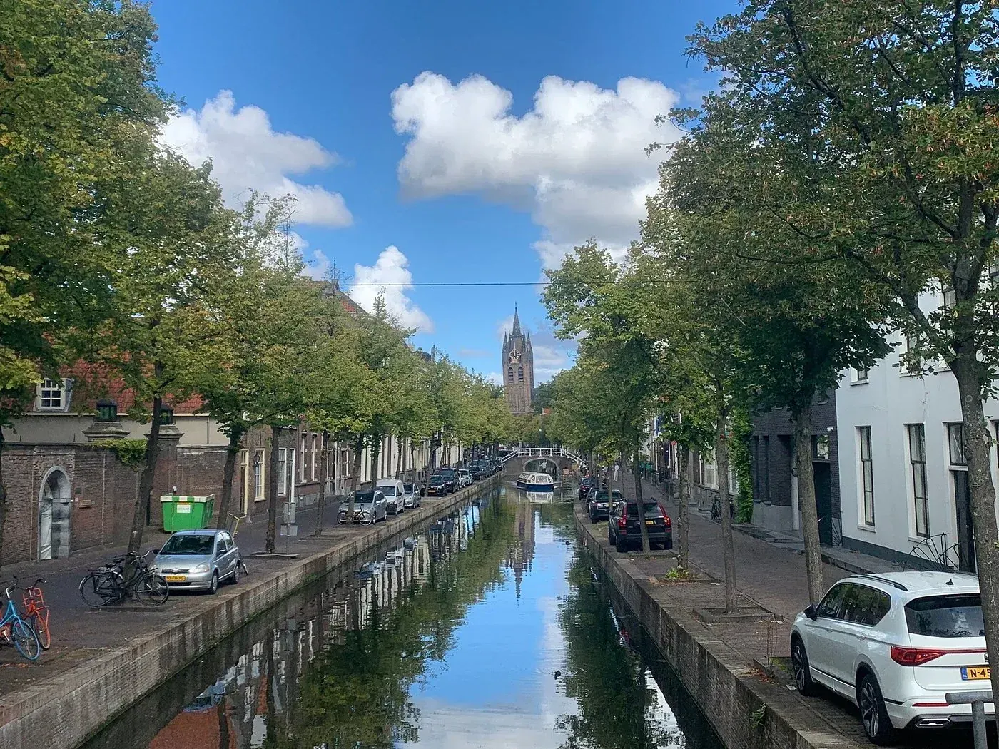 De gracht Oude Delft met daarachter de scheve toren van de Oude Kerk, op de rondleiding Delft en Den Haag