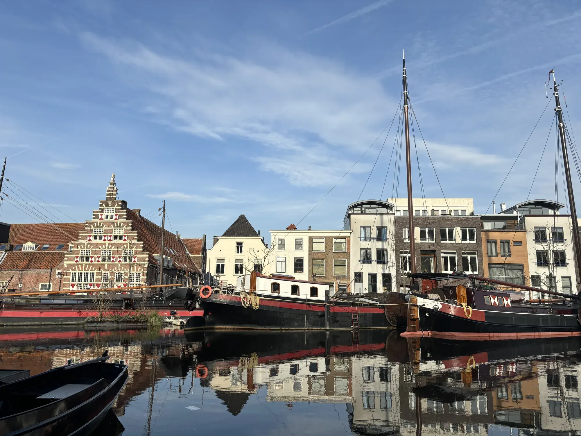 Historische zeilschepen op het Galgewater in Leiden, op de combinatie van Den Haag en Leiden