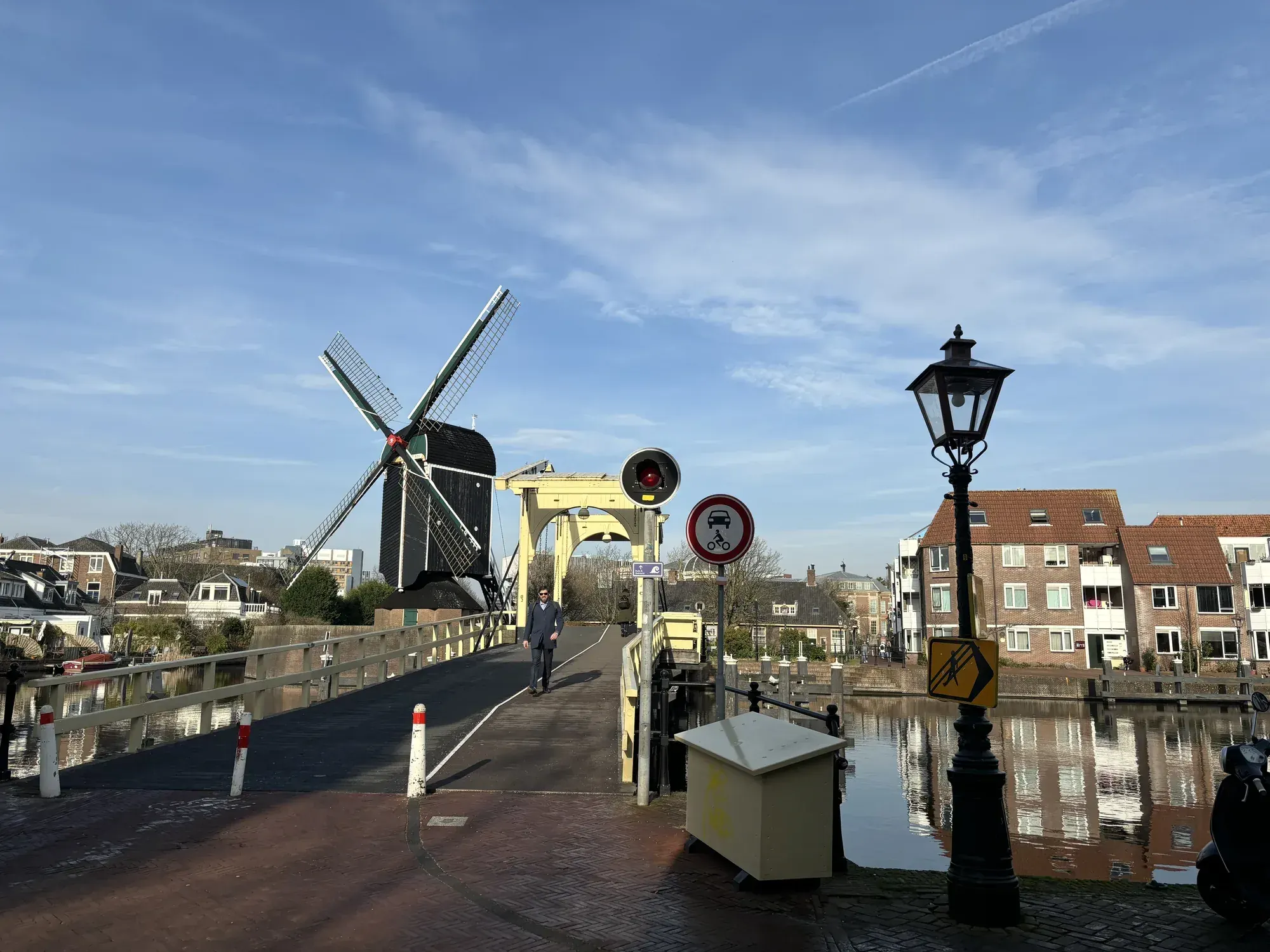 Molen de Put naast de gele ophaalbrug aan het Galgewater in Leiden