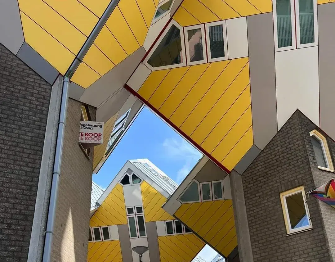 De Kubuswoningen van onderaf gezien in Rotterdam, op de combinatie van twee steden