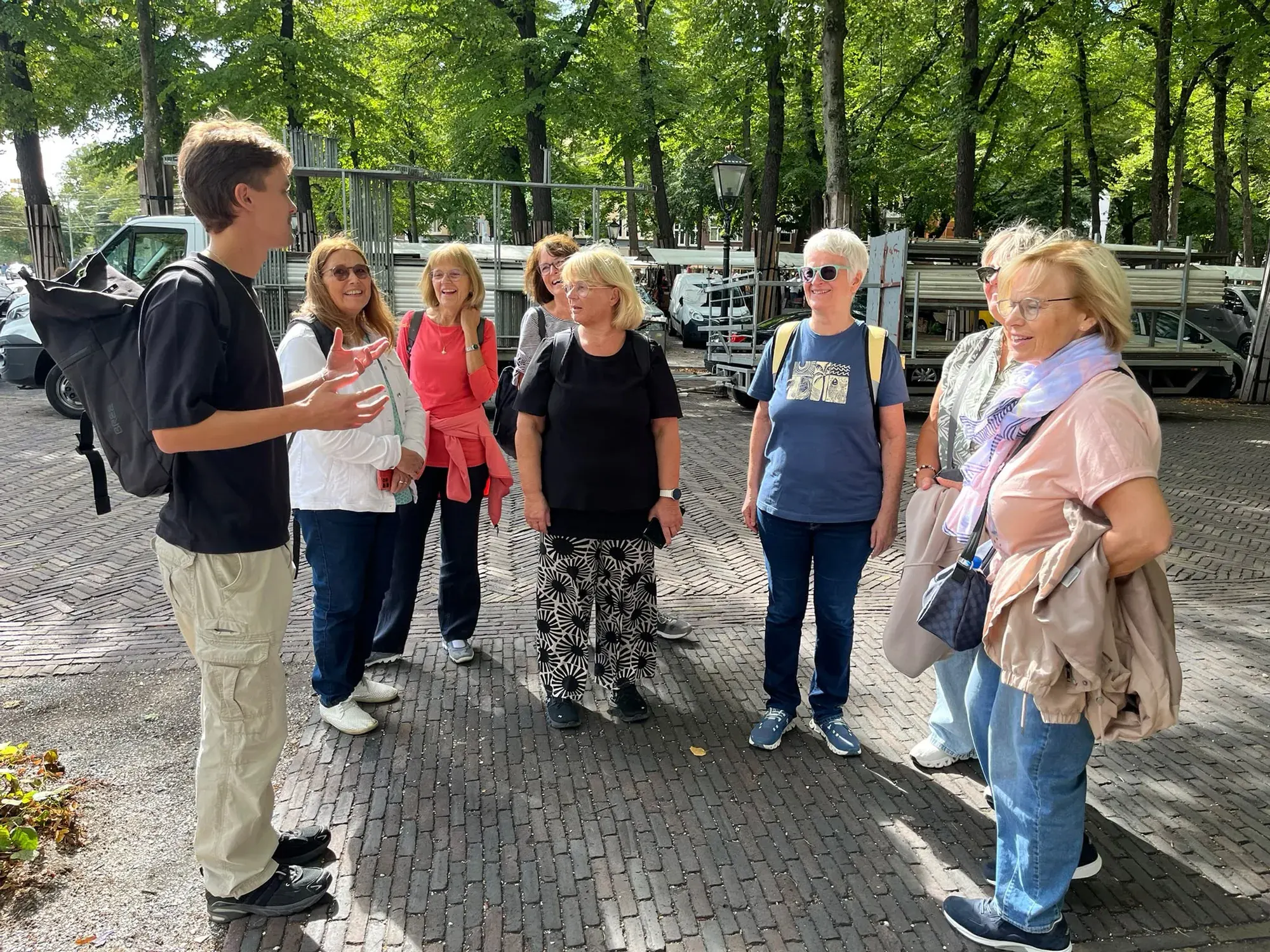 Ein Guide erzählt einer kleinen privaten Gruppe am Lange Voorhout von der Stadt Den Haag