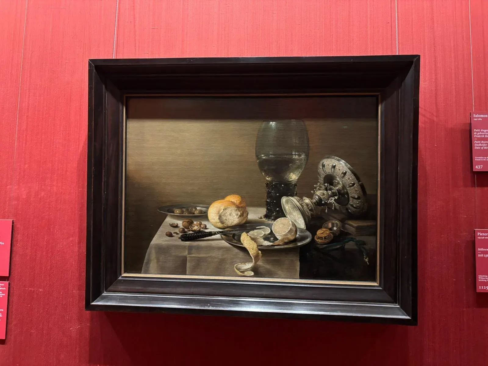 Een stilleven uit de Gouden Eeuw aan de rode wand van een zaal in het Mauritshuis