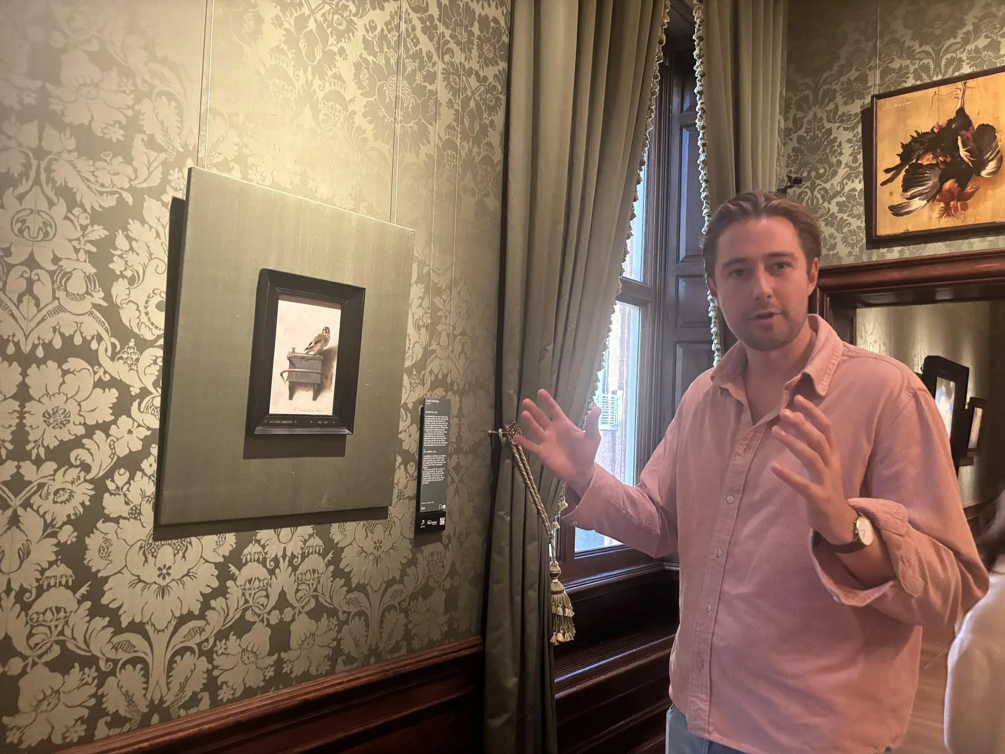 Een gids vertelt over Het puttertje van Carel Fabritius, Mauritshuis, Den Haag