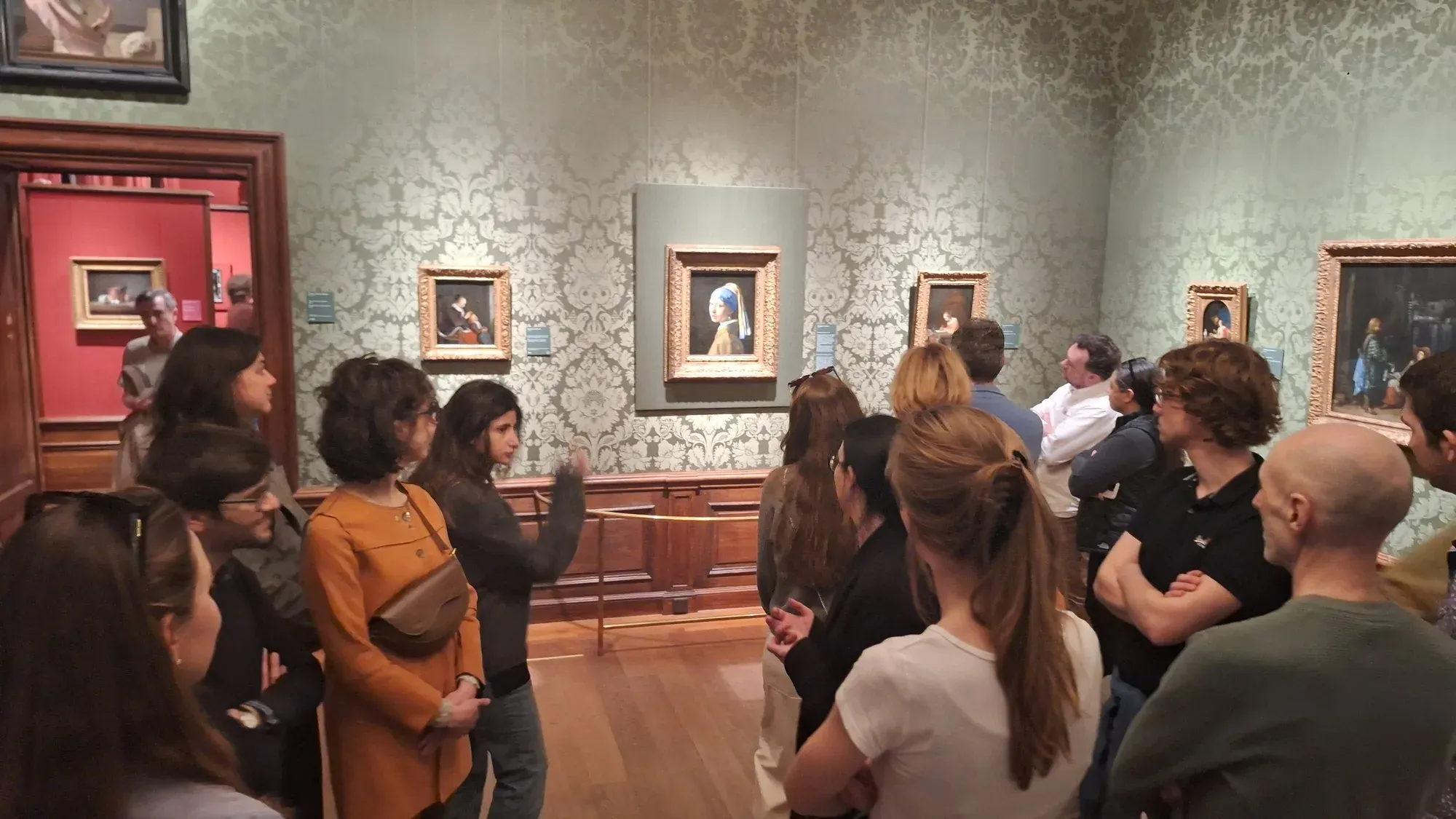 Een gids en privégroep voor het Meisje met de parel tijdens de rondleiding door het Mauritshuis in Den Haag