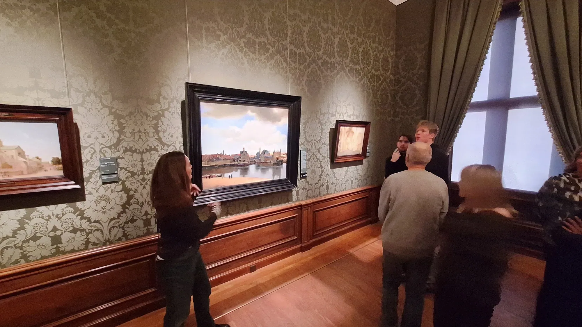 A Discover The Hague guide in front of Vermeer's View of Delft at the Mauritshuis