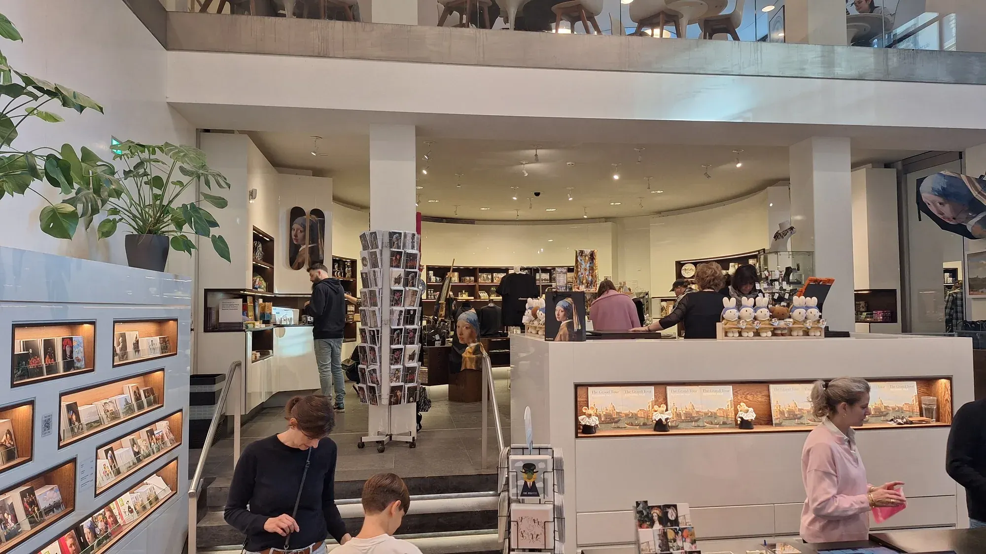 In de museumwinkel van het Mauritshuis in Den Haag, aan het eind van de privé rondleiding