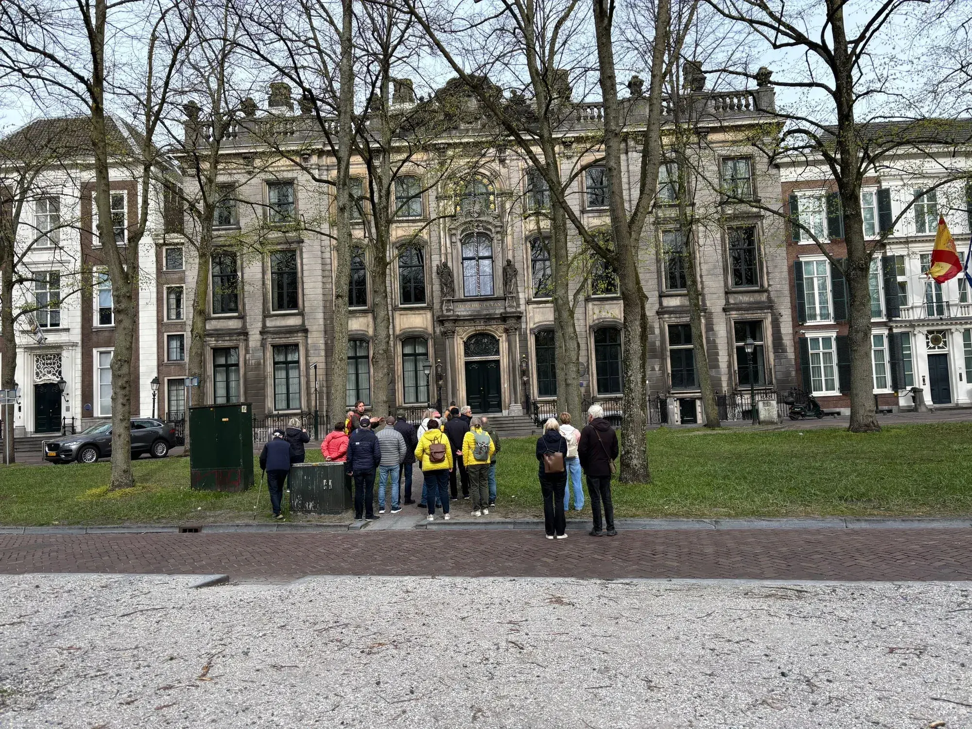 Eine Gruppe vor dem Huis Huguetan am Lange Voorhout bei einem Stadtrundgang durch Den Haag