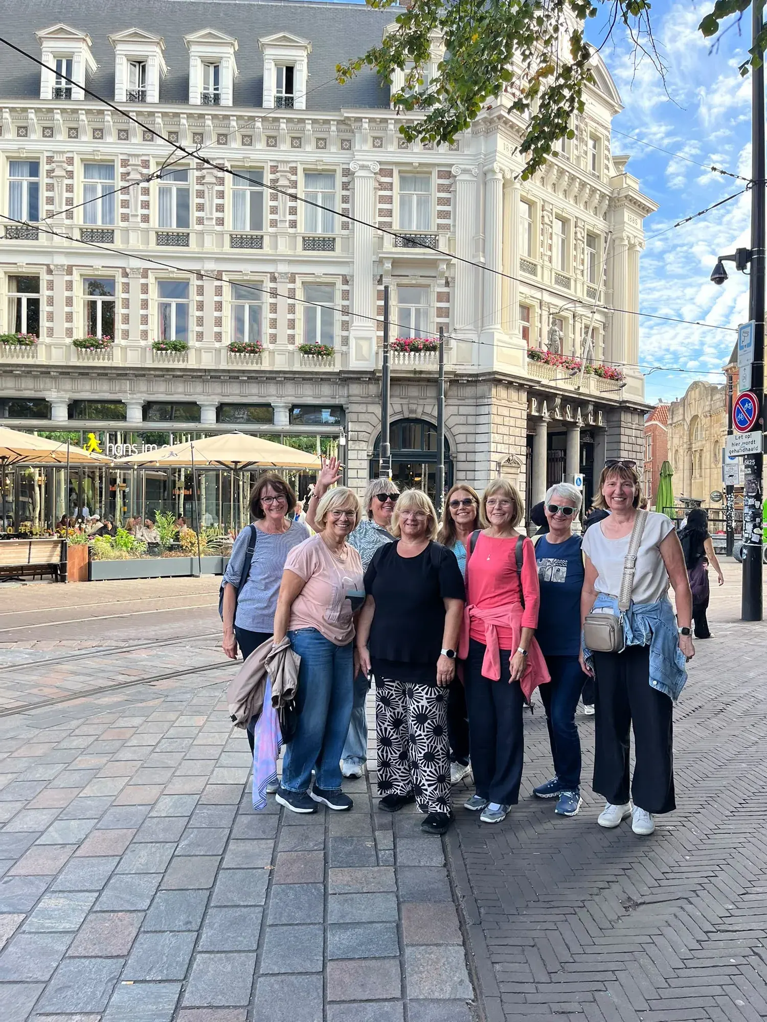 Eine private Gruppe vor dem Eingang von De Passage in Den Haag