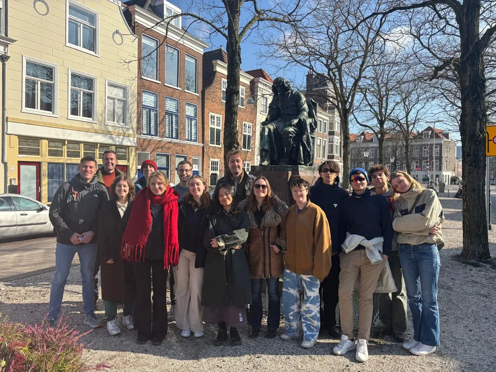Un grupo con su guía junto a la estatua de Spinoza en la Paviljoensgracht de La Haya, durante un tour privado