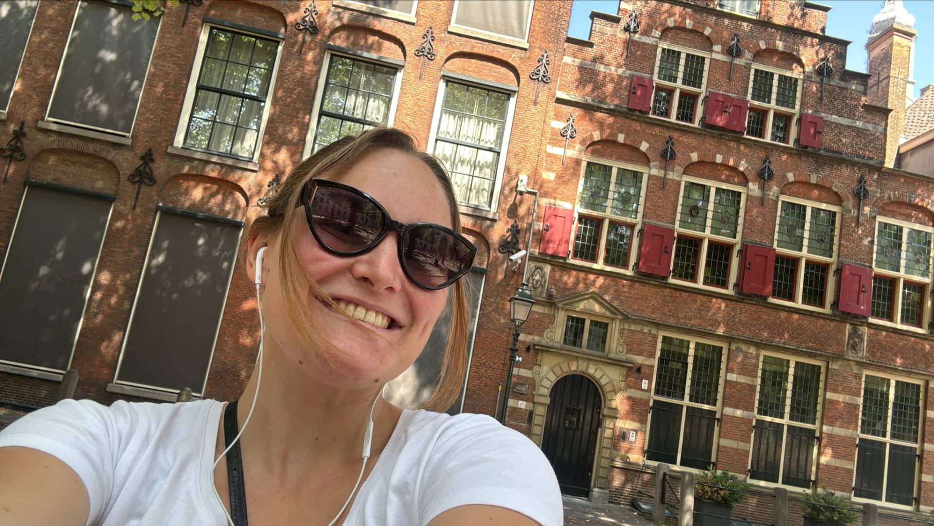 Person with headphones during Voicemap audion tour in Delft