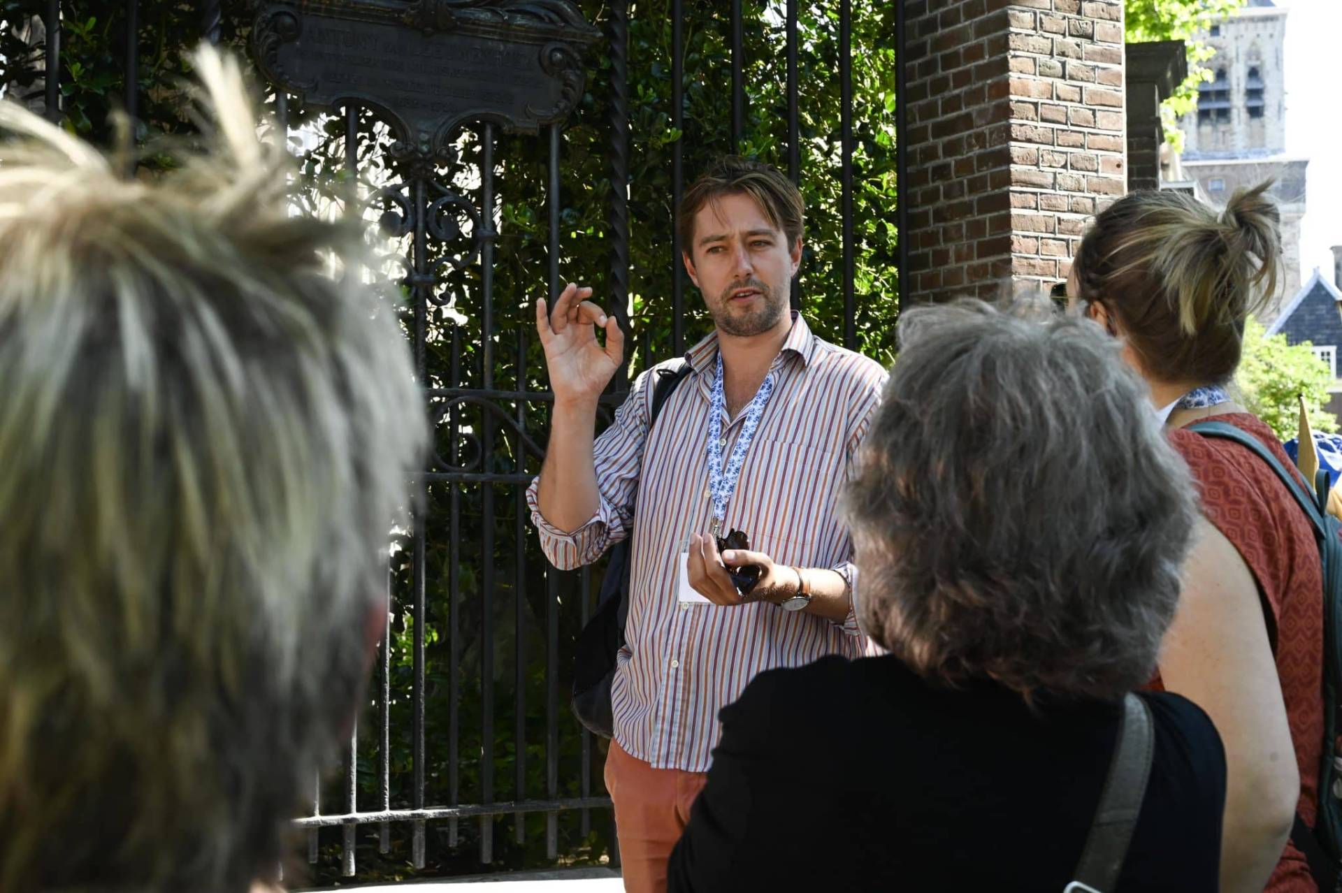 Guide and group in Delft during private walking tour